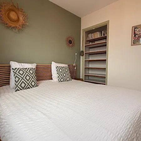 Vue Sur L'entree Du Port *