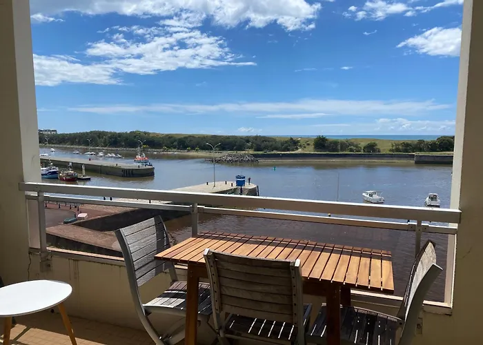 Vue Sur L'entree Du Port *