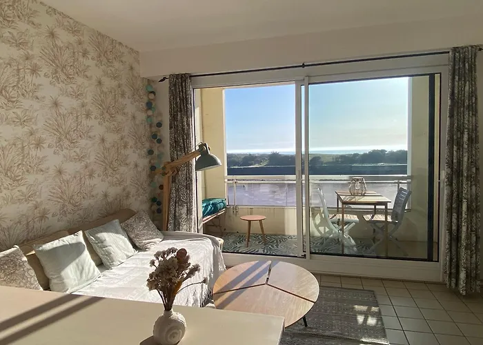 Vue Sur L'entree Du Port