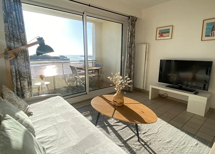 Vue Sur L'entree Du Port