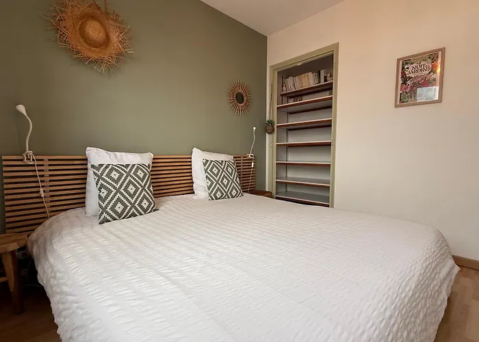 Vue Sur L'entree Du Port *