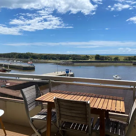 Vue Sur L'entree Du Port *