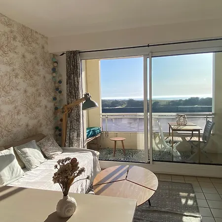 Vue Sur L'entree Du Port