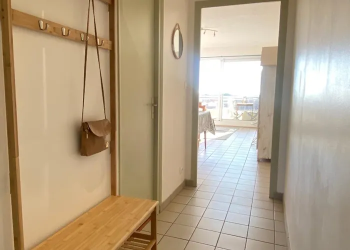 Vue Sur L'entrée Du Port