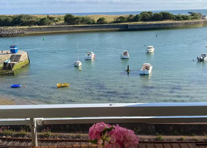 Vue Sur L'entrée Du Port *